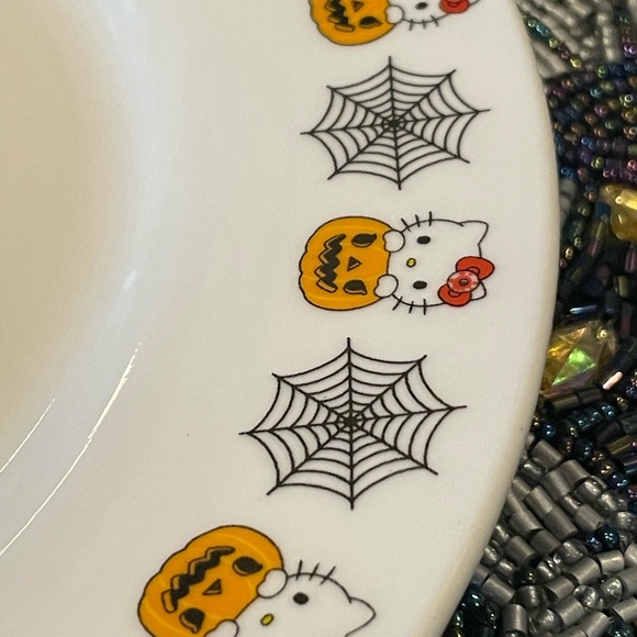 HELLO KITTY SANRIO NWOT Halloween Spiderwebs Hello Kitty In Jack-O-Lantern Plate - Picture 4 of 8